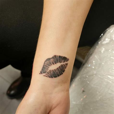 20 Luscious Lips Tattoos Artofit
