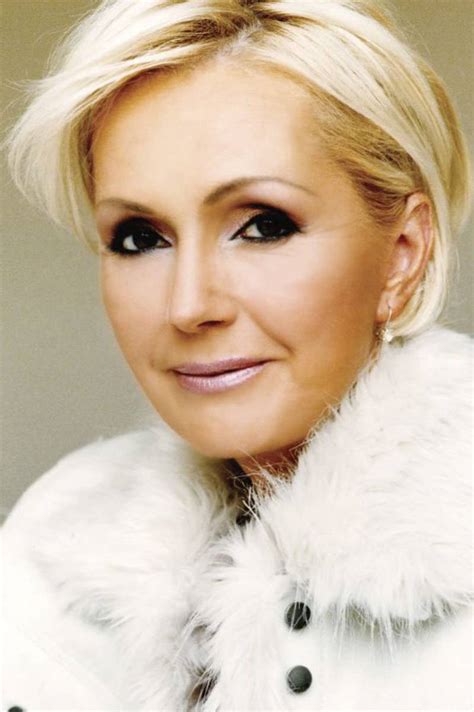 Rising Star Helena Locke: Breakthrough Success in the Art World