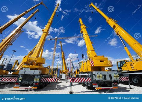 How Do They Move Large Cranes
