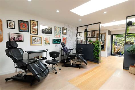 Pin By Paularaujo Tattoo On Setups Tattoo Studio Interior Studio
