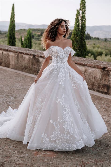 Summer Lace Wedding Dress Trends 2023